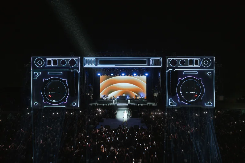 Salle immersive traversée de faisceaux laser bleus