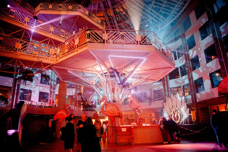 Espace corporate scénographié en lumière orange et blanche