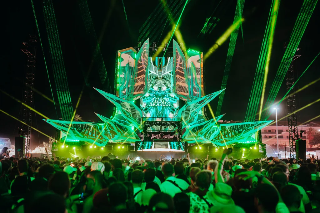 Show laser vert au-dessus d'une scène de festival et de son public