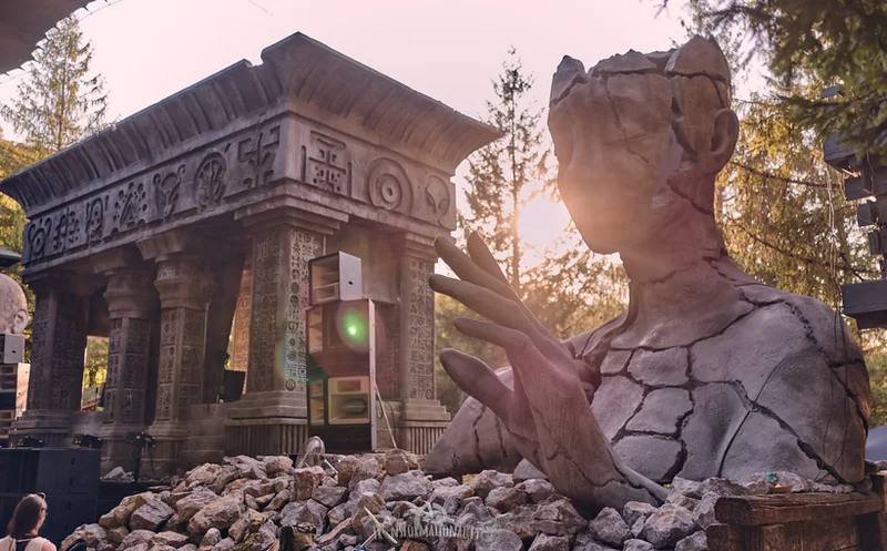 Sculpture monumentale mise en lumière au coucher du soleil