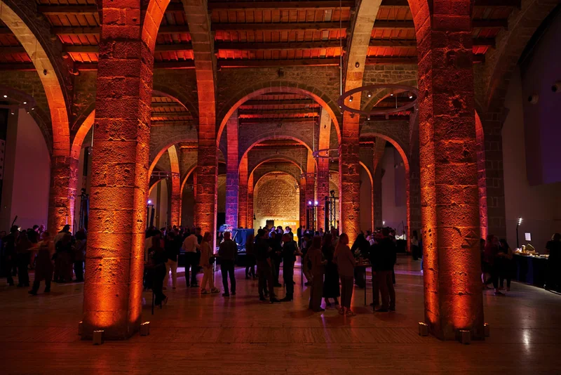 Salle voûtée en briques mise en lumière ambrée